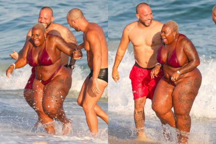 Jojo Todynho na praia com os amigos (Foto/Crédito: Dilson Silva - AgNews)