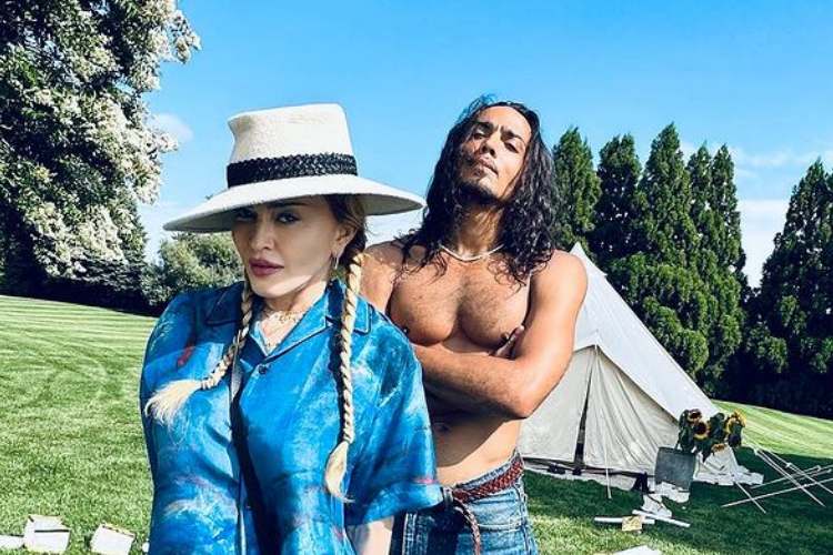 Bailarino da Madonna posta vista do quarto no Copa Palace para passarela e palco da cantora