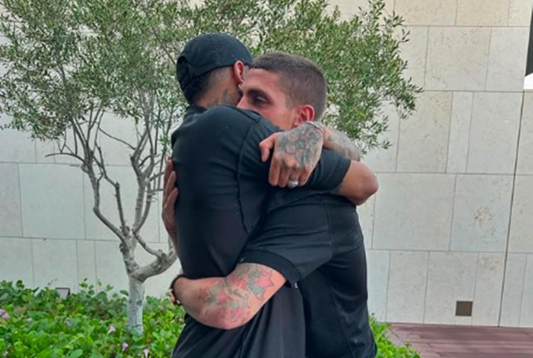 Neymar surge abraçado com jogador italiano e se declara: “te amo”