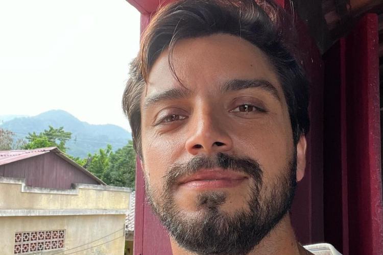 Rodrigo Simas conta os bastidores de ‘Renascer’ e revela ter ficado preso em caixão: “Me perguntam se fiquei aflito”