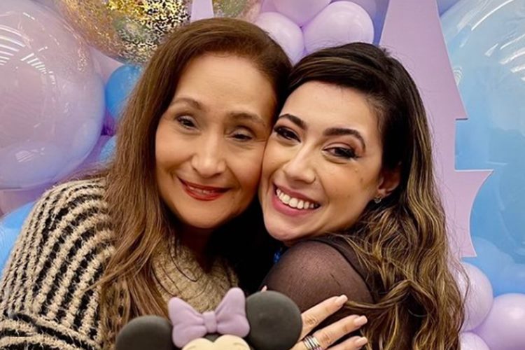 Sonia Abrão surge abraçada com a nora em clique raro e presta homenagem: “norete linda”