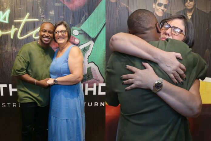 Thiaguinho Thiaguinho e a moça que o ajudou no início da carreira (Crédito da imagem: Delson Silva/AGNEWS)