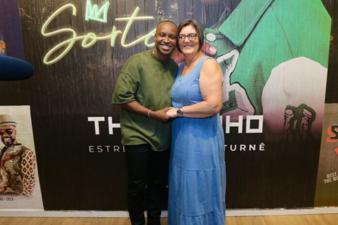 Thiaguinho e Isabel (1) Thiaguinho e a moça que o ajudou no início da carreira (Crédito da imagem: Delson Silva/AGNEWS)