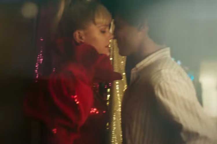 Atriz que interpreta a Xuxa na minissérie de Ayrton Senna já foi secretária de Roberto Justus; entenda