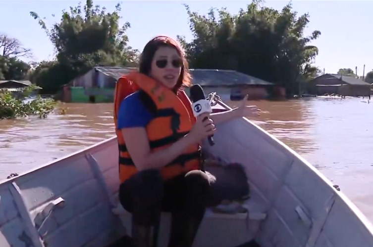 Ana Paula Araújo se emociona no ‘Bom Dia Brasil’ ao mostrar tragédia no RS: “Tudo debaixo d’água”