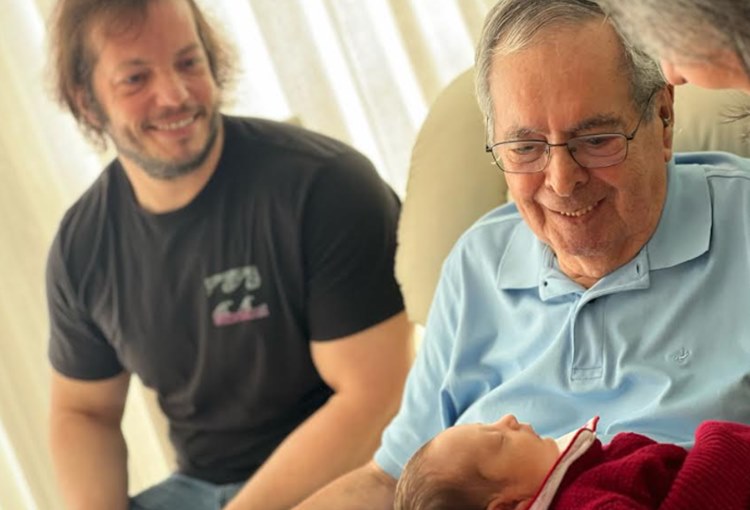 Benedito Ruy Barbosa encontra Alice, sua décima bisneta, pela primeira vez