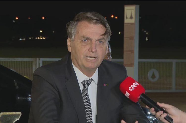 Jair Bolsonaro é internado às pressas em Manaus