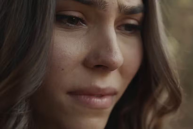 Renascer: Buba não aguentará e cairá no choro ao reencontrar amigo de infância que a salvou de bullying