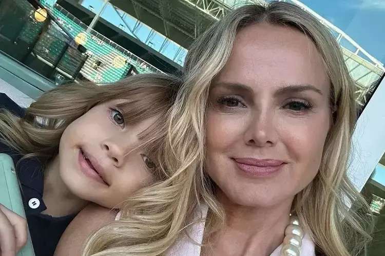 Eliana comemora aniversário de 8 anos da filha com festão
