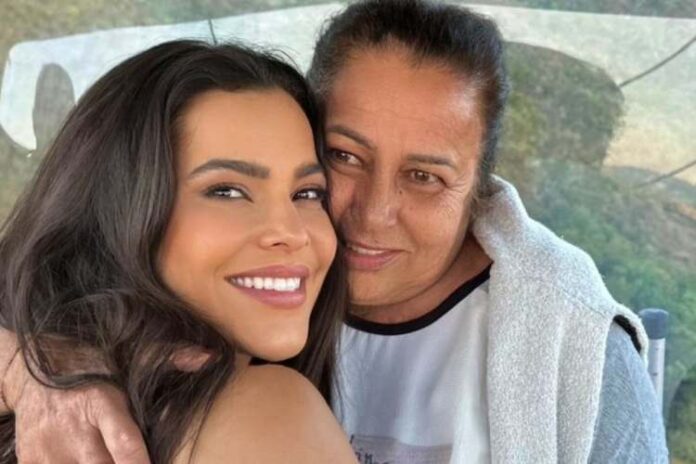 Emilly Araújo e a madrinha (Reprodução: Instagram)