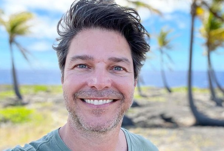 Galã de ‘Alma Gêmea’ vira entregador de flores ao deixar o Brasil