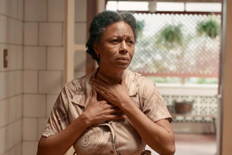 Renascer: Inácia desaba em caixão de seu grande protegido em triste final