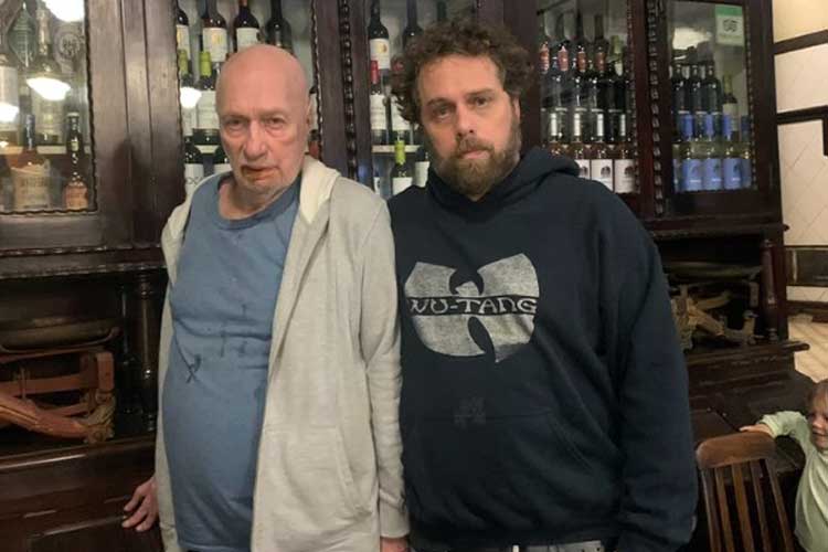 João Velho, filho de Cissa Guimarães e Paulo César Pereio, se emociona e chora muito no velório do pai