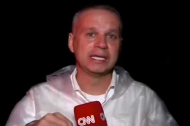 Repórter chora ao vivo durante reportagem no Rio Grande do Sul: ‘Mau cheiro está muito grande’