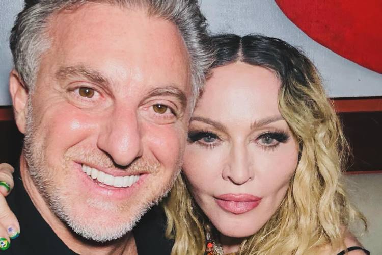 Luciano Huck posa com Madonna após show e recebe críticas: “Mais uma vez você fez história”