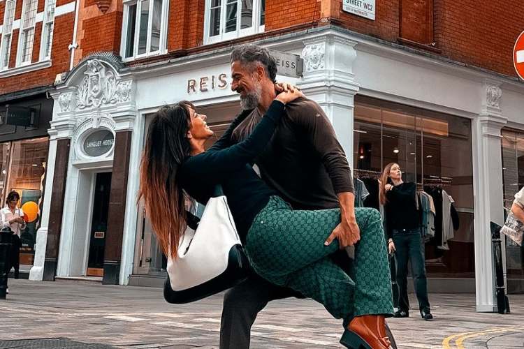 Marcos Mion surge com esposa, Suzana Gullo, no colo e afirma: “Amor verdadeiro”