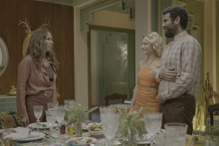 No Rancho Fundo: Blandina, de olho na fortuna de Zefa Leonel, se tornará noiva de Zé Beltino