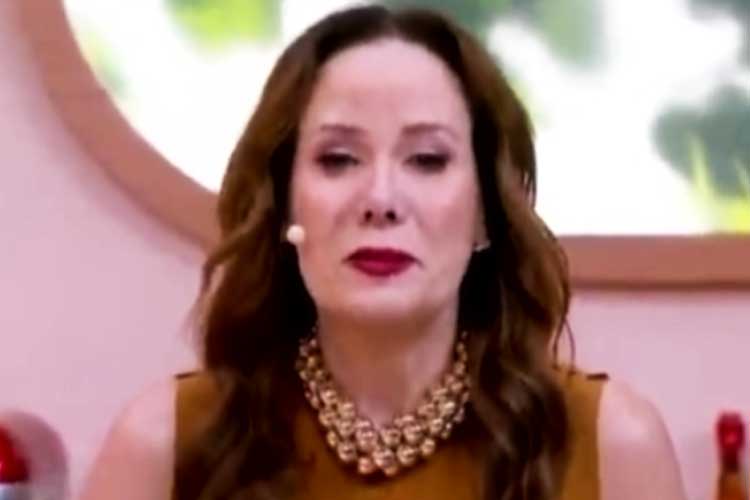 Regina Volpato chora ao receber recado ao vivo no ‘Chega Mais’: ‘Sem palavras’