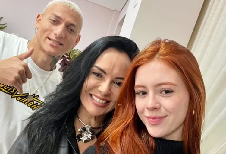 Richarlison volta ao Brasil para conhecer família da nova namorada