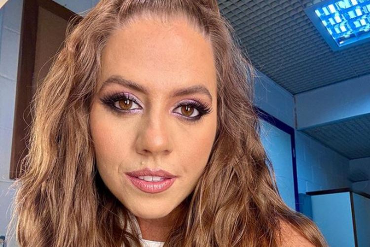 Tati Machado posa com novo visual e dispara: “Amor próprio”