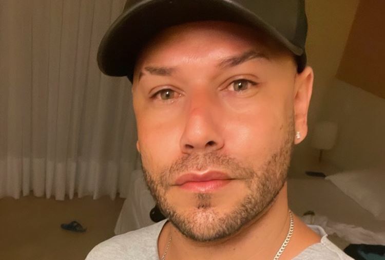 Tiago Barnabé, a Narcisa do SBT, se revolta ao receber crítica e dispara: “vaza daqui satanás”