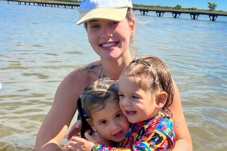 Virginia Fonseca mostra reação da filha ao escolher chinelo: ‘Não gosta de rosa’