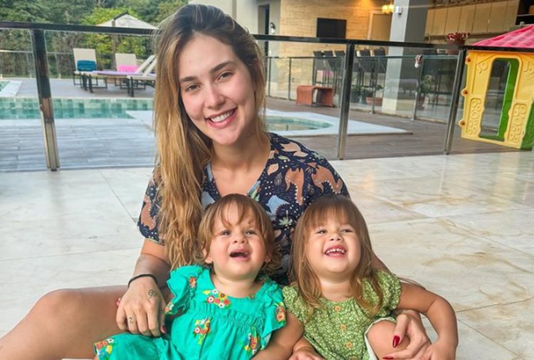 Virginia Fonseca com Maria Alice e Flor
