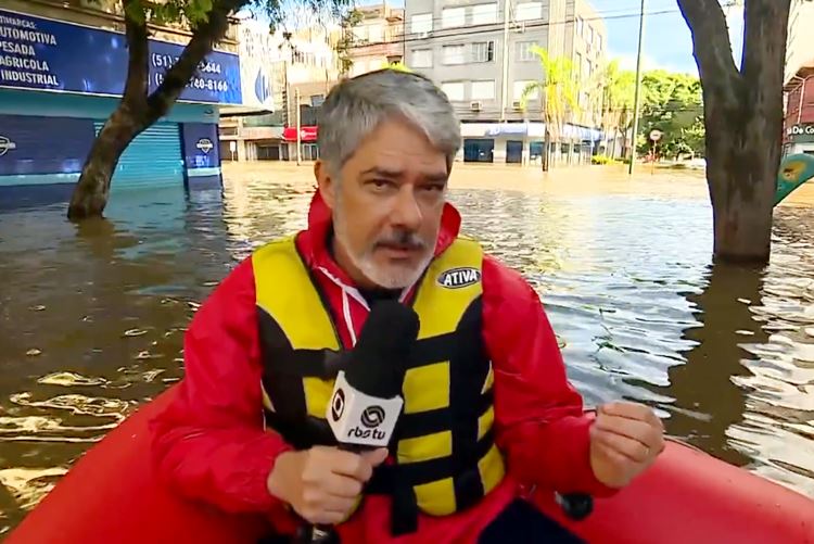William Bonner acompanha resgate de gaúchos ilhados em Porto Alegre