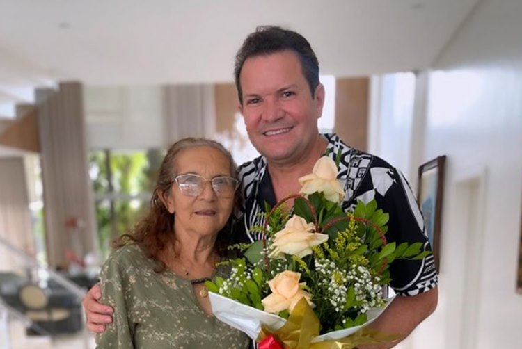 Ximbinha surge em clique raro ao lado da mãe: “tão amorosa e companheira”