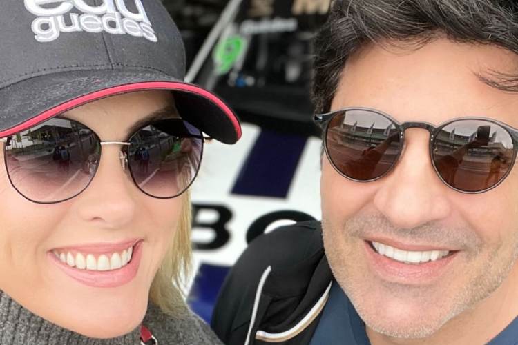 Ana Hickmann posa com Edu Guedes e casal mostra aliança após pedido de casamento: “Noivos!”