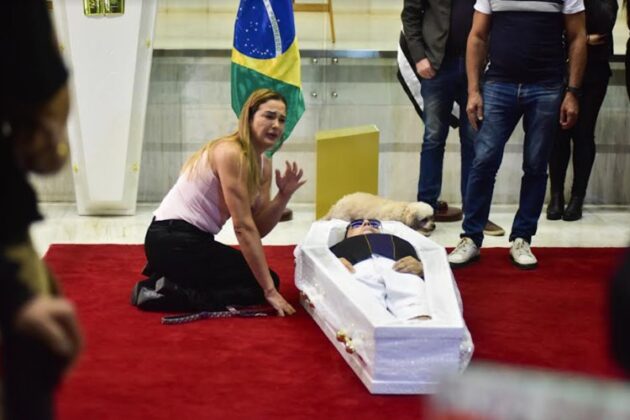 Andreia ao lado do caixão de Nahim - Foto: Leo Franco/ Agnews