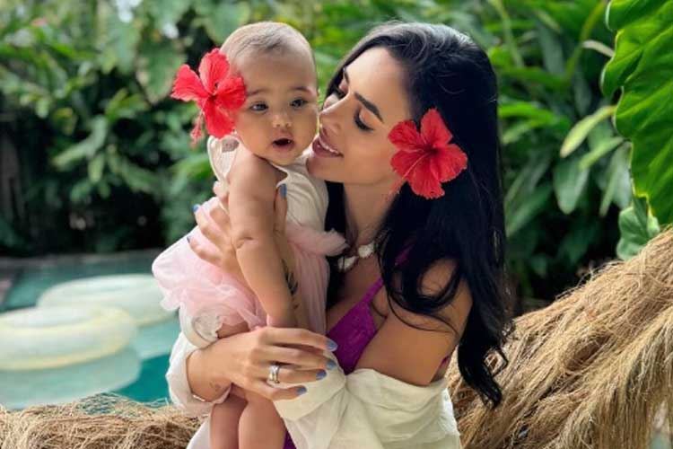 Mavie aparece com Neymar e Bruna Biancardi em novo registro do batizado: ‘Fofura!’