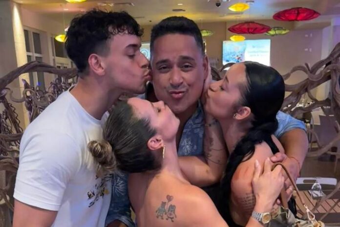 Carla Perez, Xanddy, e os filhos no aniversário do cantor (Reprodução: Instagram)