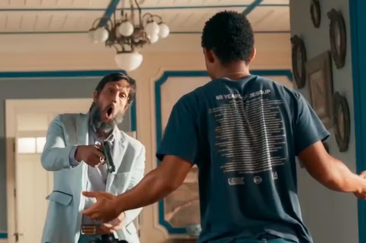 Renascer: Desmascarado por José Bento, Egídio saca arma e explode em fúria