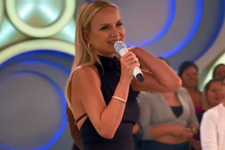 Em clima de despedida, Eliana se emociona e faz agradecimento: ‘Este mês promete’