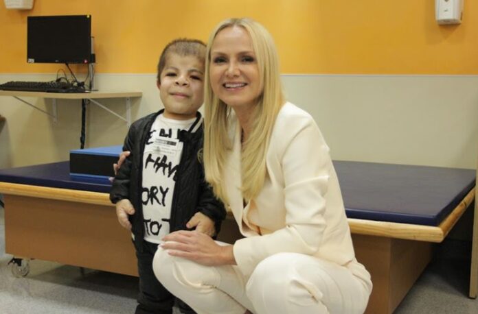 Eliana visita AACD