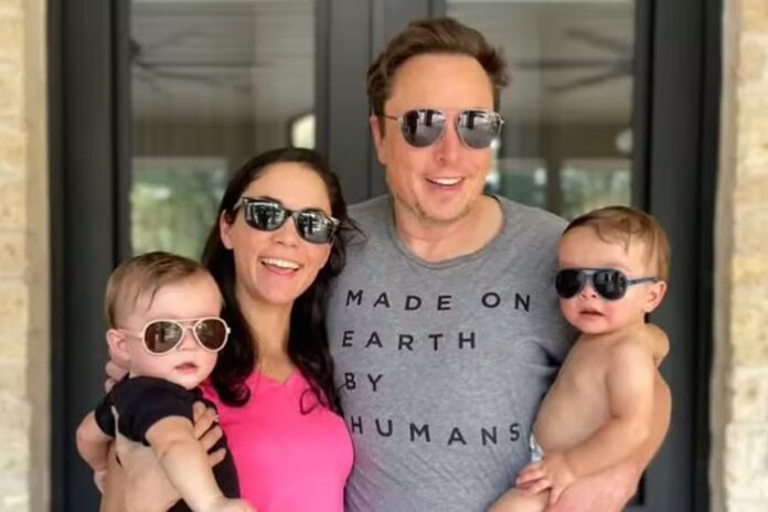 Elon Musk posa com a companheira, Shivon Zilis, e dois dos seus filhos Elon Musk posa com a companheira, Shivon Zilis, e dois dos seus filhos