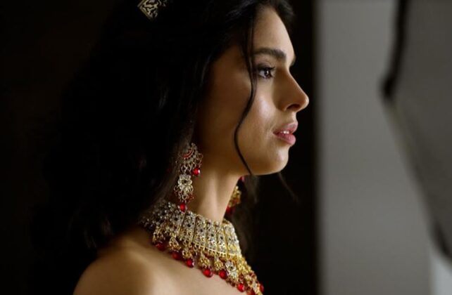 Ester (Nathalia Florentino)
