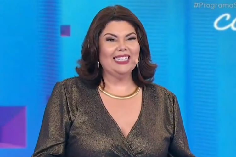 Fabiana Karla comove Patrícia Abravanel no palco do ‘Programa Silvio Santos’ ao fazer revelação