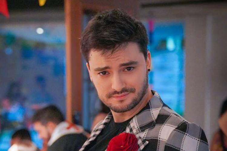 Felipe Neto sofre acidente doméstico e mostra ferimentos