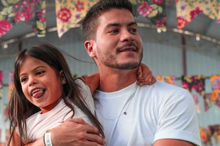 Arthur Aguiar surge dançando com a filha durante festa junina na escola e encanta seguidores: ‘Minha princesa’