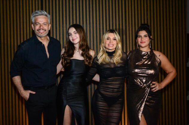 Flávia e família - Foto: Webert Belicio/ Agnews