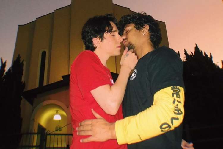 Gabriel Santana, o Mosca de Chiquititas, assume namoro com escritor