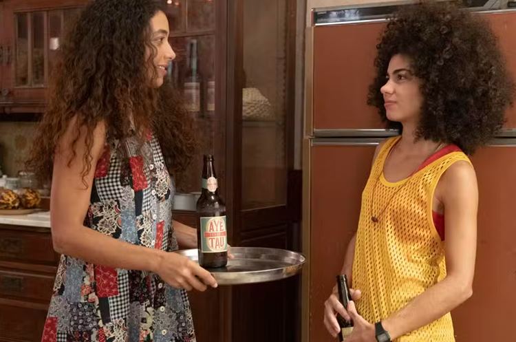 Renascer: Zinha suspira de amor por Joana e faz confissão para Lu