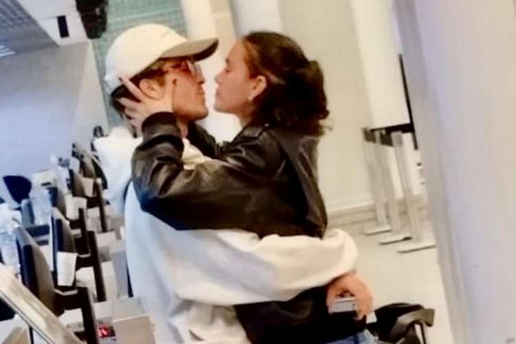 Bruna Marquezine e João Guilherme são flagrados aos beijos em aeroporto no Rio de Janeiro