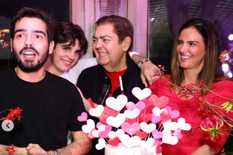 João Guilherme Silva aparece ao lado de Faustão e da família e celebra aniversário da mãe: ‘Te amo’