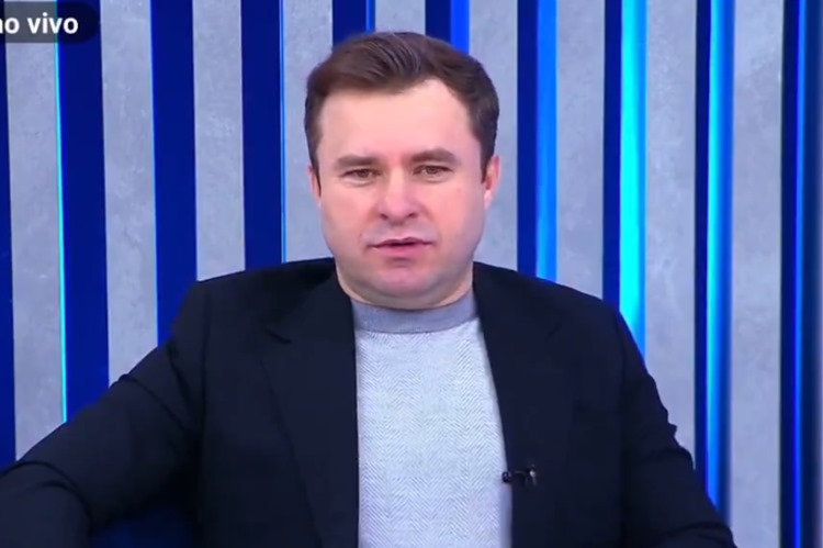 Apresentador do ‘Fala que Eu Te Escuto’ é atacado por telespectadora ao vivo: “Cínico”