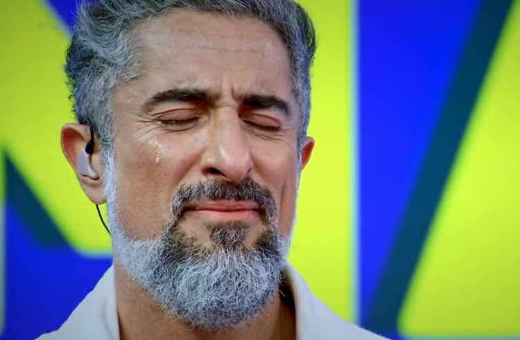 Marcos Mion cai no choro ao receber homenagens dos pais no ‘Caldeirão’