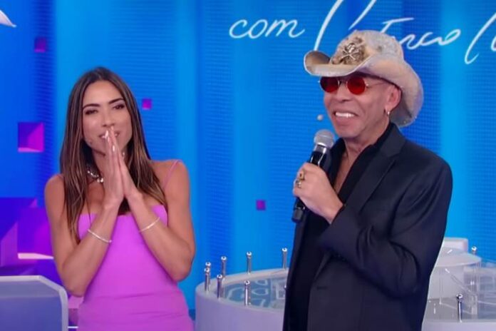 Patrícia Abravanel Patrícia Abravanel com Chrystian, no palco do 'Programa Silvio Santos' (Reprodução: SBT)