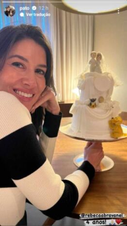 Pato mostrando Rebeca Abravanel na celebração de 4 anos da união (Reprodução: Instagram)